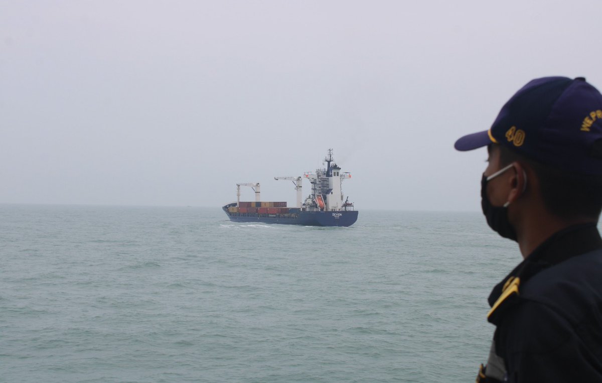 IndiaCoastGuard's tweet photo. #PreventingPollution #MVDevon safely arrived #Haldia port today evening. Movement monitored by #ICG ship Varad. No further oil spill reported. Port and State authorities intimated about vessel's fuel tank breach. @DefenceMinIndia @moefcc @shipmin_india https://t.co/LjyT8wBBUy