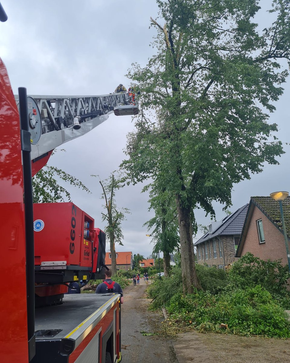 📆 21-06-2021
🚨 Uitruk 73 P2 Stormschade
🚒 RV5252 
📍 Meester Bosweg, Leersum
#vrijwilligers #brandweer #uitruk #doorn #samensterk
