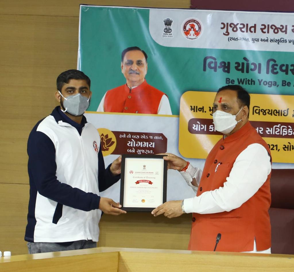 Sheeshpal_Yog's tweet photo. આજરોજ આંતરરાષ્ટ્રીય યોગ દિવસની ઉજવણી ના ભાગ રૂપે ગુજરાત રાજ્ય ના સંવેદનશીલ મુખ્યમંત્રીશ્રી વિજયભાઈ રૂપાણી હસ્તે વિડીયો કોન્ફરન્સ ના માધ્યમ થી ગુજરાત ના તમામ 33 જિલ્લાના વડામથક પર યોગ કોચ તથા યોગ ટ્રેનર ને સર્ટિફિકેટ વિતરણ કરવામાં આવ્યા હતા.
@vijayrupanibjp https://t.co/QsP7EklJWr
