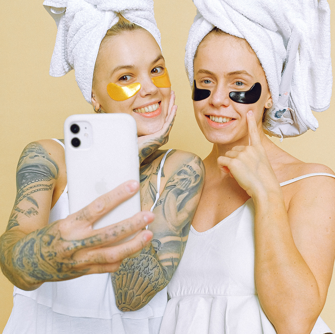 It's National Selfie Day and we want Thorold to shine in the celebration.  People are taking pictures of themselves with their cell phone cameras  and posting their "selfie" to social media using the hashtags #NationalSelfieDay #Thorold. Take a selfie, have fun, be wild!