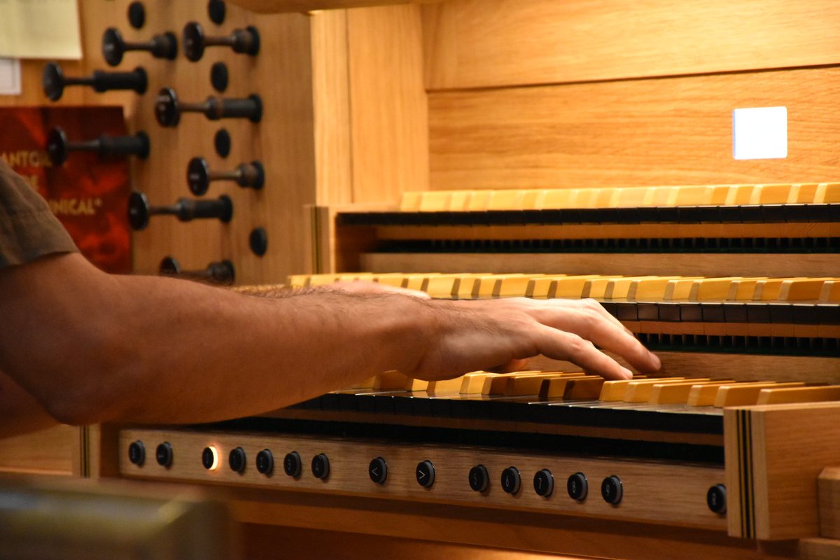 SantJoanValls's tweet photo. 🎹 Interpretació de les " Llibertats d'orgue sobre el seguici vallenc", a càrrec de l'organista Josep Mateu. @OrgueValls https://t.co/GGBIAMqKbF