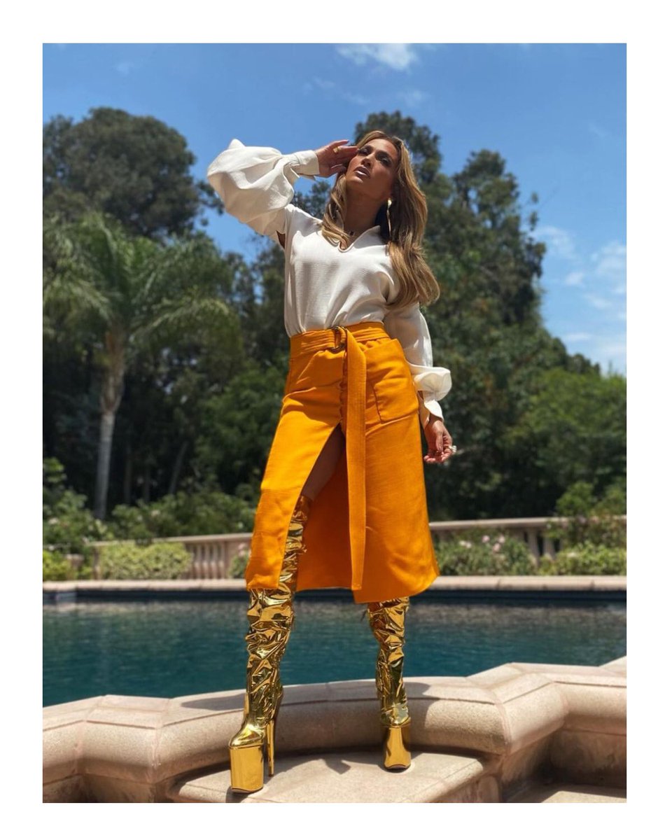 MaisonValentino's tweet photo. @JLo was seen in Bel Air wearing a #ValentinoHauteCouture #CodeTemporal full look, featuring gold metallic platform heels from the collection, designed by Pierpaolo Piccioli
Styling: @robzangardi
Hair: #ChrisAppleton
Makeup: @1maryphillips
Source: Instagram https://t.co/Wr88EEt4Fg