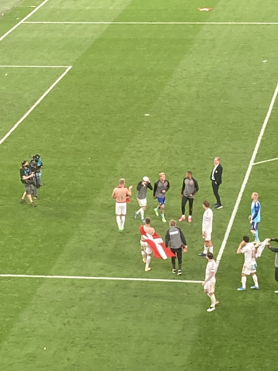 En tilskuer smider en studenterhue på banen. Den får Damsgaard selvfølgelig på.