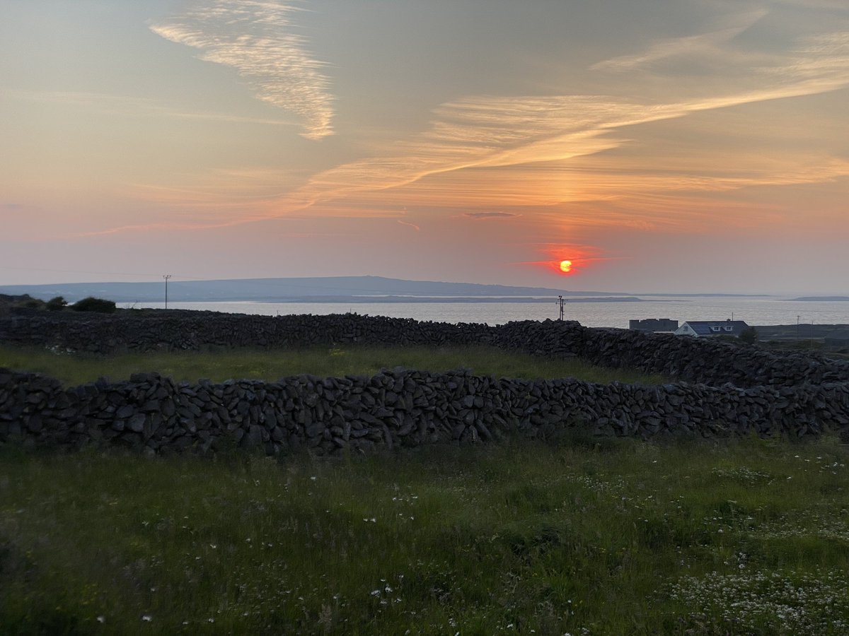 cfinismeain's tweet photo. Oรญche mhaith รณ Inis Meรกin. Summer solstice sunset on Inis Meรกin https://t.co/3OwSm7EDno