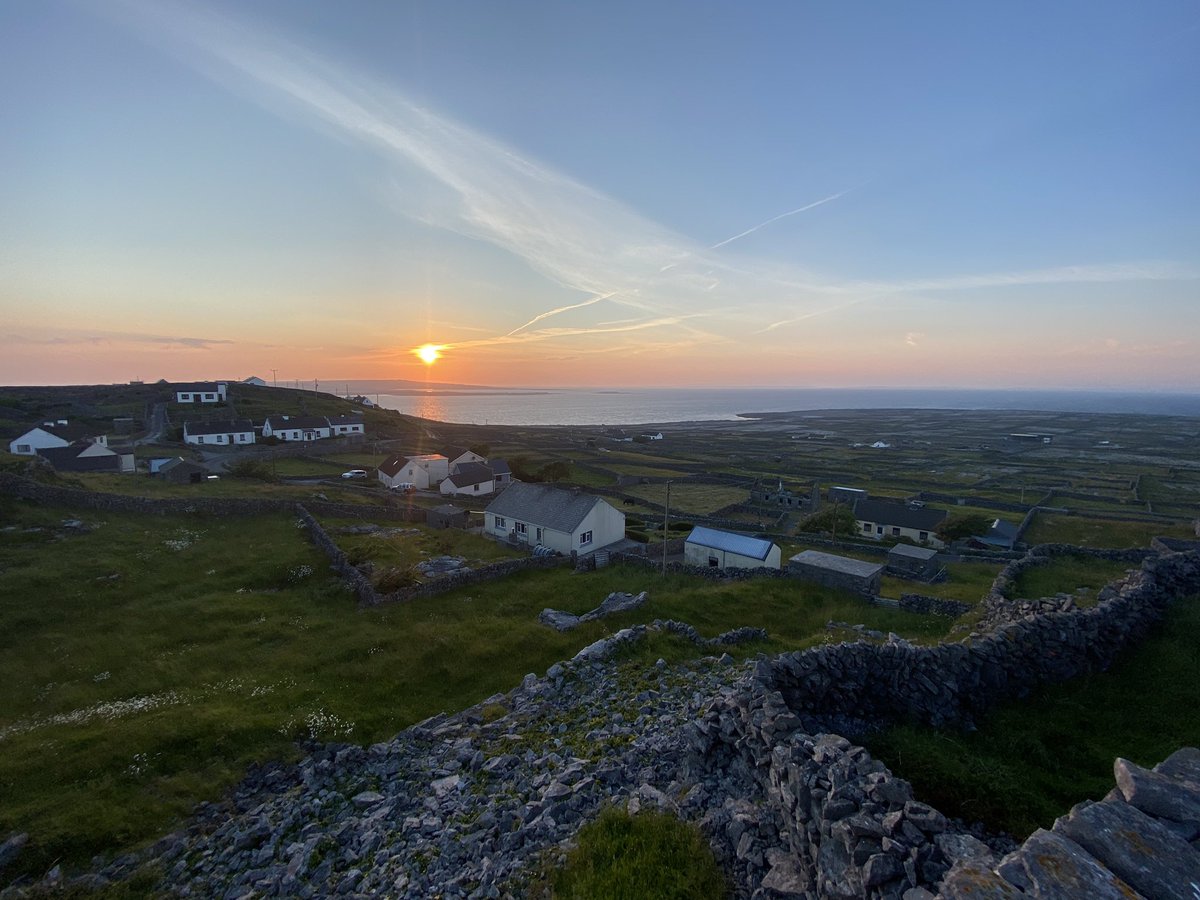 cfinismeain's tweet photo. Oรญche mhaith รณ Inis Meรกin. Summer solstice sunset on Inis Meรกin https://t.co/3OwSm7EDno
