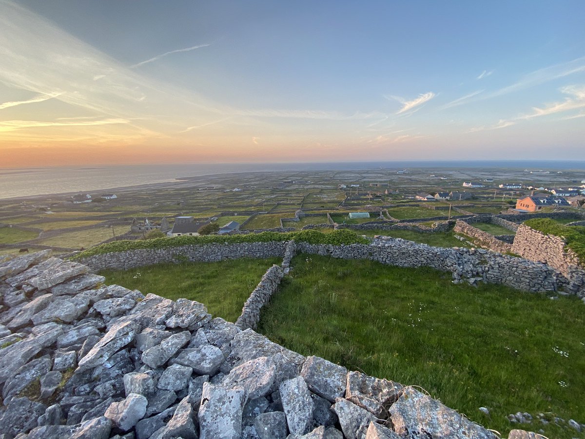 cfinismeain's tweet photo. Oรญche mhaith รณ Inis Meรกin. Summer solstice sunset on Inis Meรกin https://t.co/3OwSm7EDno