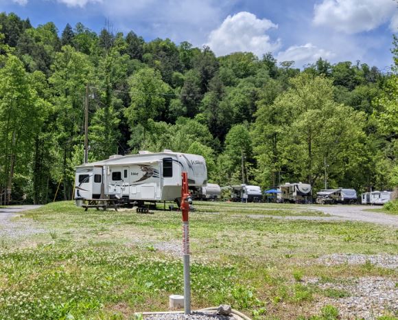 Virginia_Energy's tweet photo. The Splashdam Waterline Extension in Dickenson County is our #AMLProjectoftheWeek. Thanks to a#DMME #AbandonedMineLand Economic Revitalization grant of $356,500 the Thunder River Campground is seeing more campers and is constructing a bathhouse. #ourworksnotdone @OSMRE https://t.co/Ph78i8tMp4