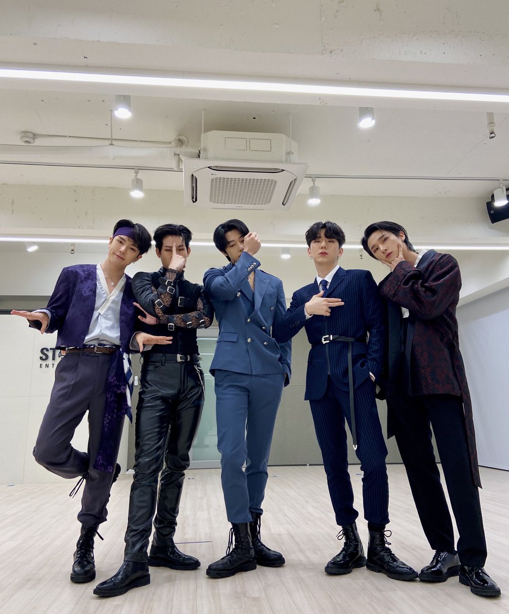 SHOWNU_FR's tweet photo. [TWITTER] 190621

"#Dance_Practice
#GAMBLER
Version la plus emblématique des tenues de MX 💌

Allez voir la dance practice de GAMBLER ou les membres ont choisi leur tenues les plus emblématiques! Bonne fin de week-end 🥰

#One_Of_A_Kind

▶️ https://t.co/1BQXak417Q"

🇫🇷 #Capuce https://t.co/3bqQCjUO31