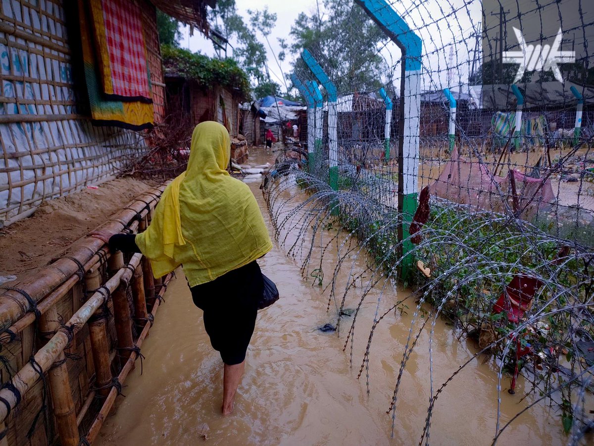 RemoveTheFence's tweet photo. First there were fires and barbed wire, now there are floods and barbed wire, and razor wire!

How would you feel living like this? Imagine this fence put up on your doorstep.

#Rohingya #refugees #Bangladesh #RemoveTheFence https://t.co/Yi1teM7kbw