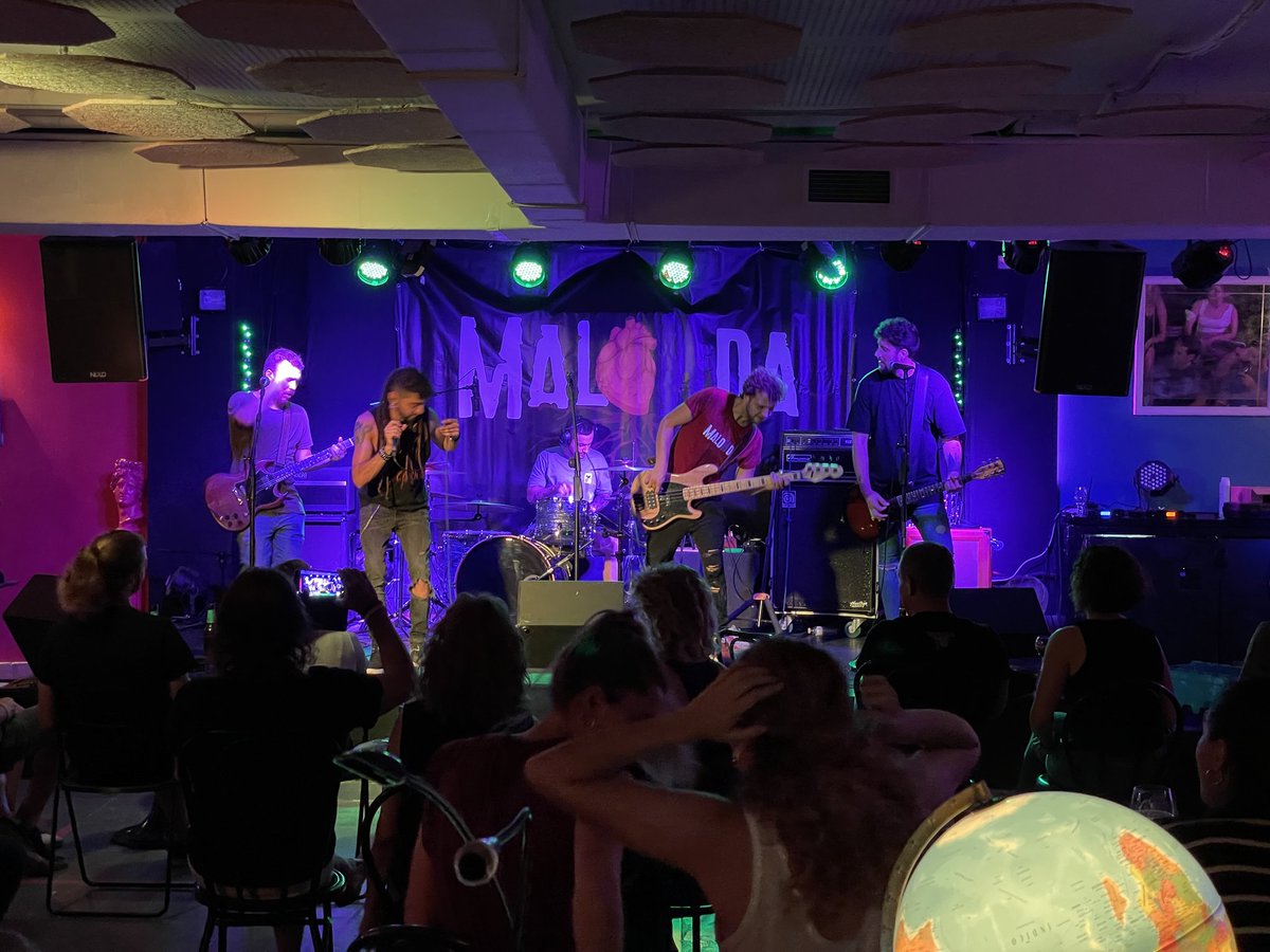 ¡GRACIAS VALÈNCIA!
No encontramos en el pecho las palabras requeridas para definir lo que nos hicisteis sentir el viernes en <a href="/lasalavalencia/">La Salà</a>.Sois la piedra angular de esta pequeña gran família.Gracias por ayudarnos a romper la costumbre y volver a la vida! #rockvalencia #malonda