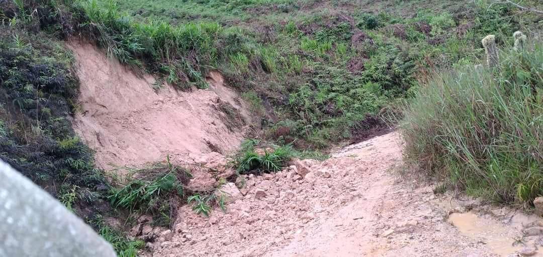 Noticiasalsur1's tweet photo. #AlertaInvernal Por fuertes lluvias en los municipios de Baraya, San Agustín, Palestina, Pitalito, Acevedo y Oporapa, se presentan remoción en masa, desbordamientos, deslizamientos, pérdida de bancada, taponamiento de vías y crecientes súbitas https://t.co/Bgt027r6RS @Luisedussan https://t.co/74Y8kAYT0w