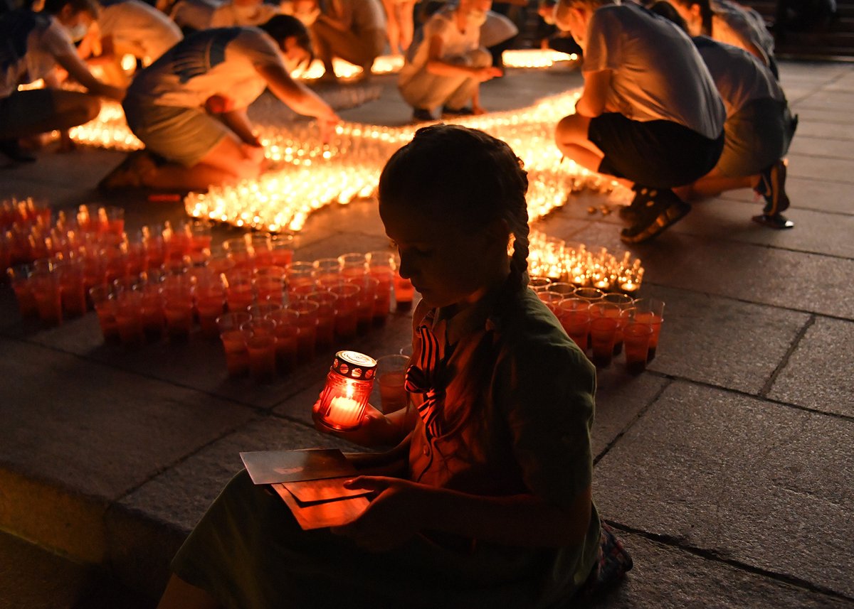 Russia's tweet photo. In 🇷🇺 #Russia June 22 is #RemembranceAndSorrowDay.
2021 marks 8⃣0⃣ years since the start of the #GreatPatrioticWar.
🕯️ On this day we remember the 27 mln Soviet citizens who perished by the hand of the Nazis. In their sacred memory #CandleOfMemory are lit by the thousands 🕯️ https://t.co/GmU5cL376w