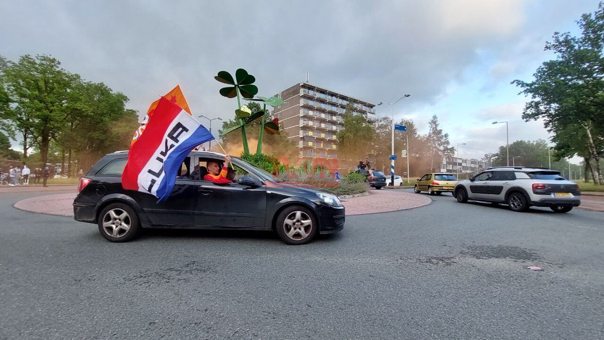 BreakingTwente's tweet photo. Update : ( Video ) Oranje feest in Enschede beëindigd door de politie na schermutseling https://t.co/iCO884KXXt https://t.co/Blx5jsYzzY