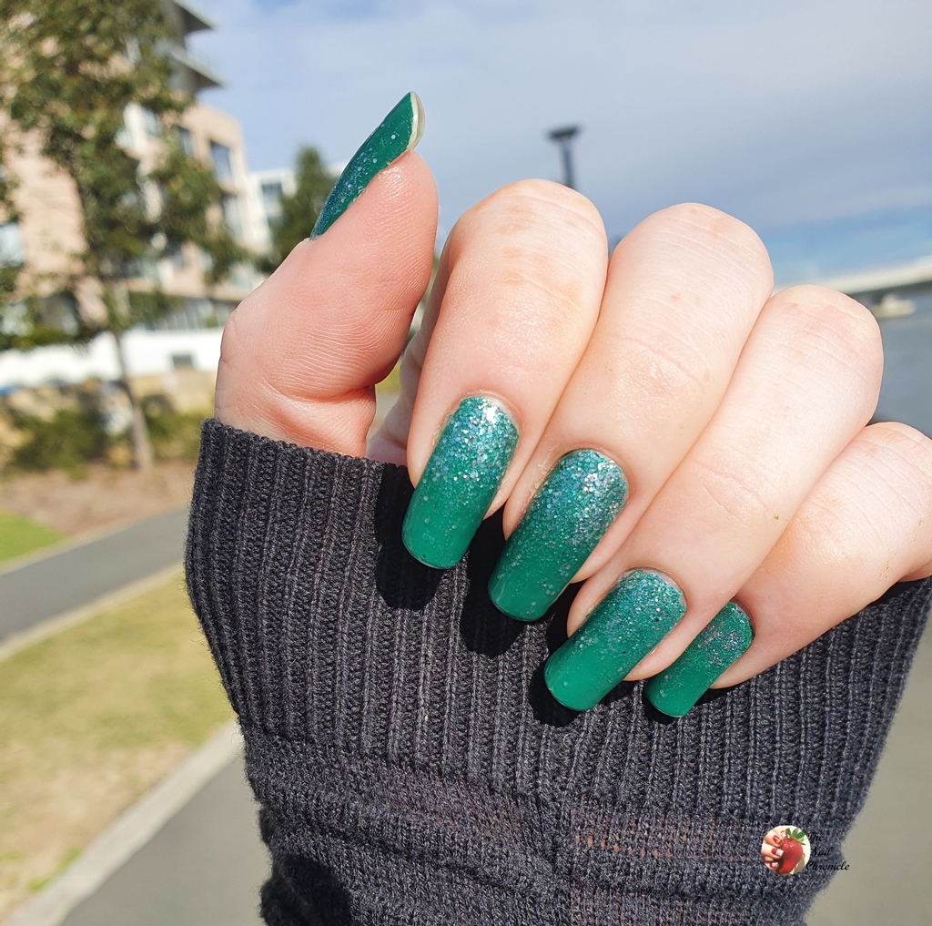 NailChronicle's tweet image. I love how this design looks in the sun. Each bit of glitter captures the sunlight.

Our walk may have taken longer as I kept taking photos lol

Full details: wp.me/p9eBAt-aa3

#nailartswag #nailarttutorial #nailsofinstagram #nailsnails #longnails #ombrenails #glitternails