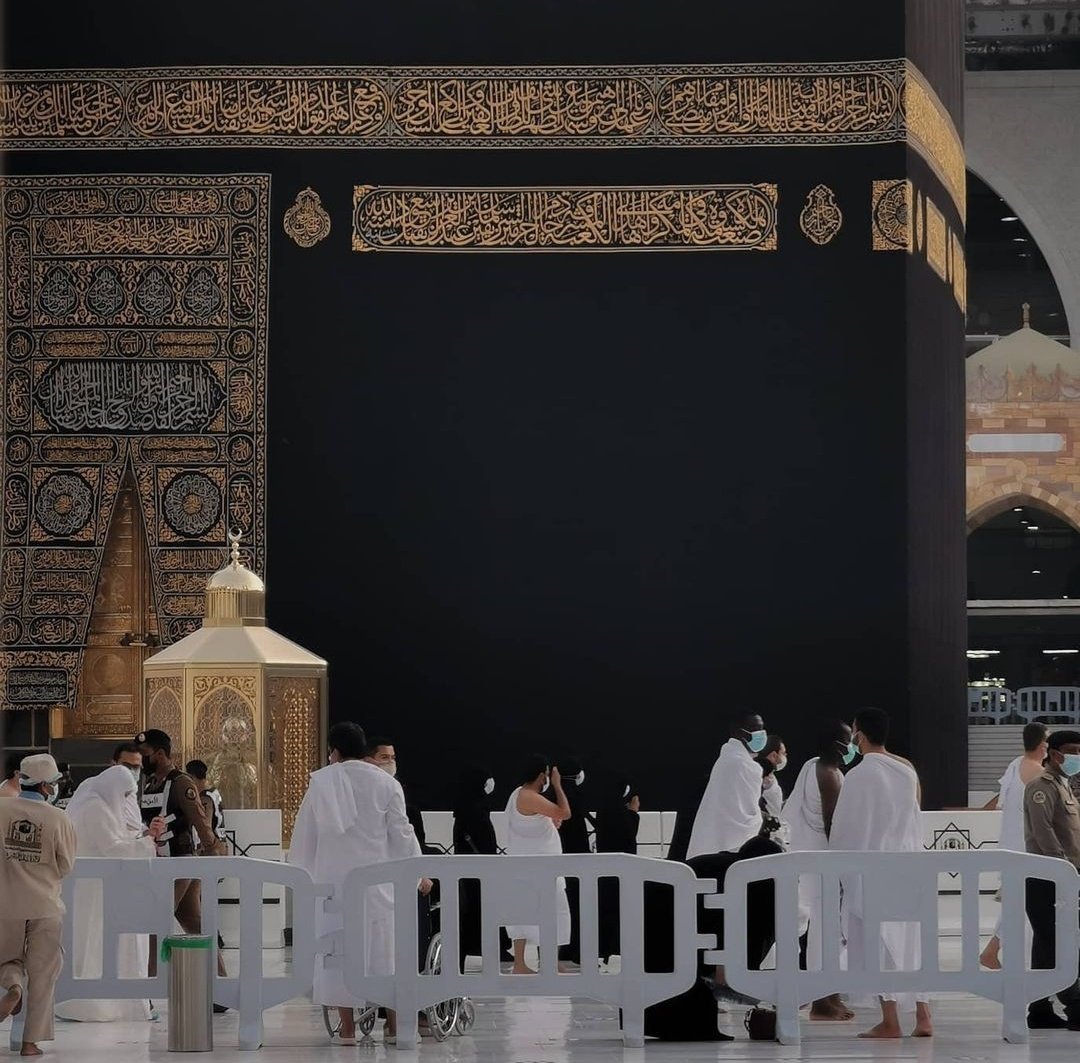 ^

وأمُّ القُرى نُورٌ ، وبكةُ بهجةٌ 
ومَكَّةُ خَيْرٌ شَامِلٌ ومُعَمَّمُ❤️.."
#مكه_قضيتي