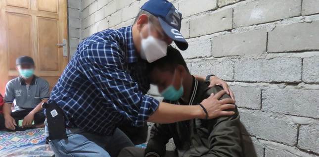 El pasado 11 de mayo, cuatro creyentes fueron asesinados por miembros del MIT, grupo extremista asociado a ISIS, en Napu (Indonesia). Nada más saber de la noticia, nuestros colaboradores, Ari* y su equipo, fueron a visitar a las familias de las víctimas.

diacristiano.com/familias-destr…