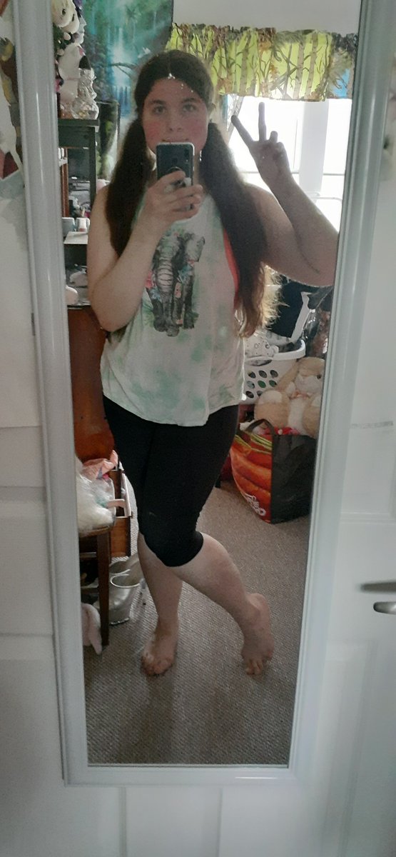 RachaelSadlier's tweet photo. Hi Loves!! How are we on this Monday afternoon? 😚 #me #selfie #selflove #hair #longhair #brunette #myface #twintails #standing #kneeling #lookingup #sportycasual #brallete #tanktop #capris #mirror #mirrorselfie #mybody #fullbody #bodypositive #bodypostivity #Face #body https://t.co/T7bl76XlVH