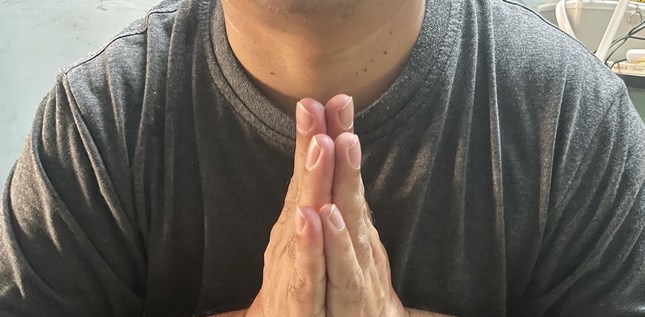 El pastor Z* fue golpeado y arrestado por soldados golpistas, acusado de participar en una protesta pacífica. Se dice que está encarcelado, aunque aún se desconoce su paradero. Formaba parte de un programa de entrenamiento para líderes organizado por

diacristiano.com/pastor-es-acus…