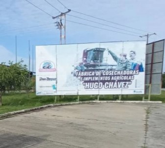Watcher_Ven's tweet photo. En cada obra inconclusa quedan las vallas como testigos de la corrupción, de la desidia. Miles de promesas incumplidas, miles de millones de dólares dilapidados, el engaño a un pueblo. https://t.co/CzwNLCpUpR