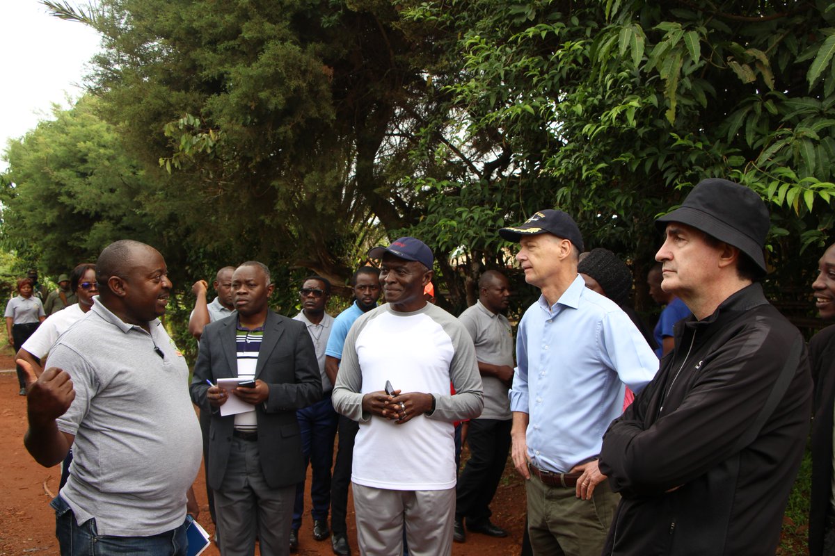 YannLorvo's tweet photo. @IFCameroun et @FRauCameroun avec @ChrisGuilhou  au centre touristique de #Tockem: ONG 🇨🇲 de développement local qui mène des programmes  dans différents domaines: eau, santé, agriculture, éducation. C'est aussi un lieu à découvrir et à visiter dans l'ouest du #Cameroun https://t.co/40uX5CUmp3