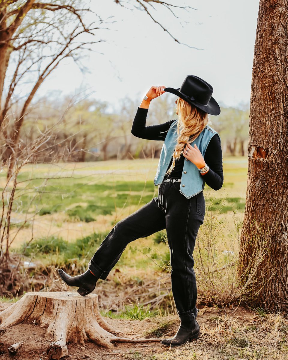 RedBuffaloMerc's tweet photo. you create your own luck baby🦋

a vintage queen if i ever saw one. beautiful as ever ⚡️⚡️⚡️

this denim studded vest is still up for grabs. and i’m just a little obsessed with it. ok a lot obsessed. the studs!!!!! https://t.co/pfAZREnEwV