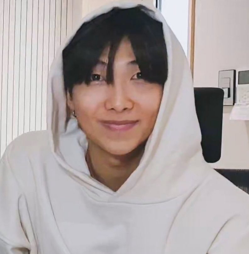rmarchives's tweet photo. let’s talk about black hair namjoon and how he looks gorgeous https://t.co/00VqucEhyt
