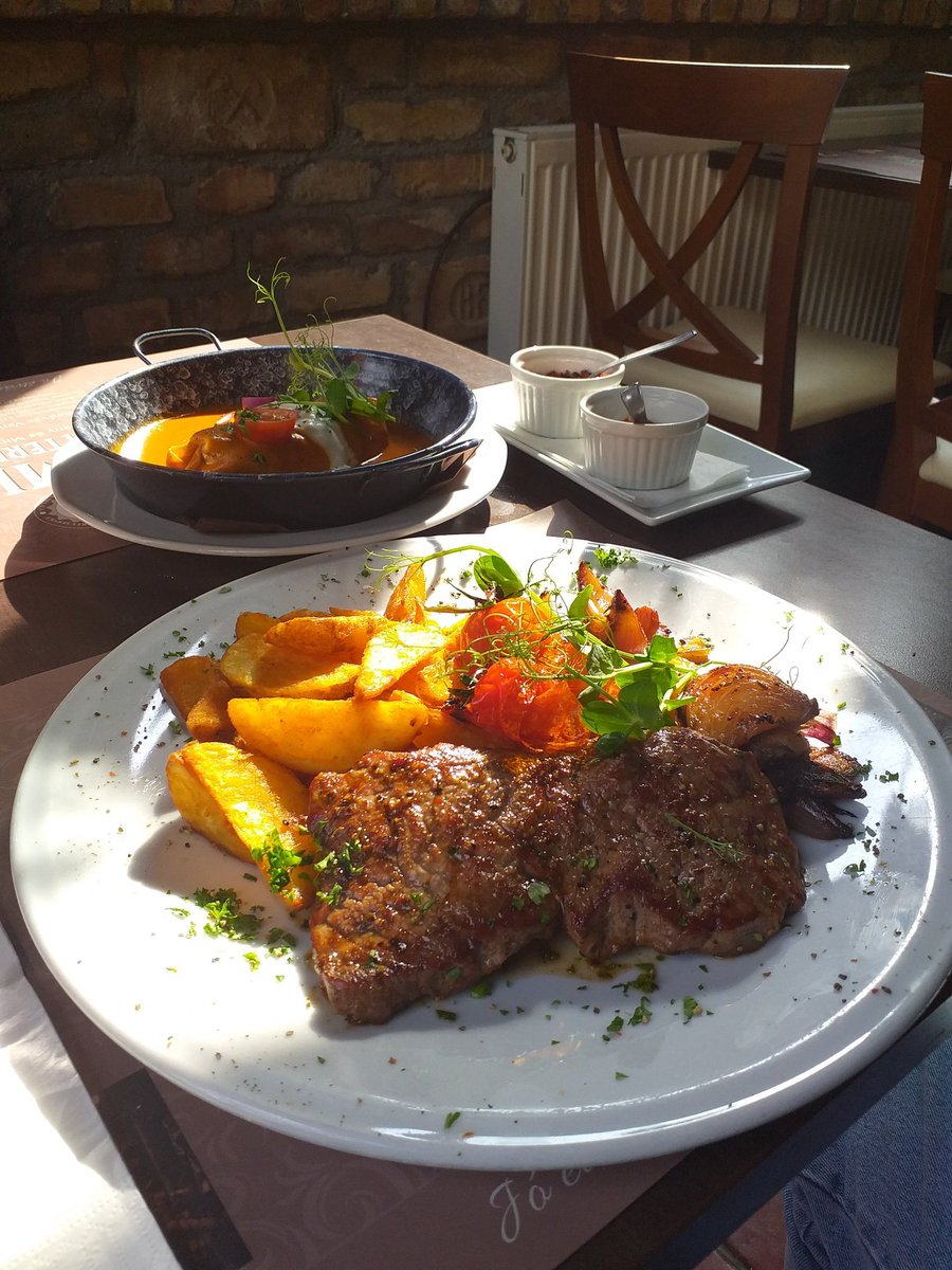 pufnastatorta's tweet photo. Lepo posluzenje, jos lepsa klopica u nekom restorancicu u okolini Budimpeste.
#Juneca supica. #Ramstek. #Hortobadji palacinke. https://t.co/Fws153s3Mv