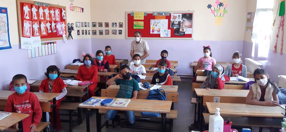 Bugdayli25's tweet photo. Telafi eğitimi haftasında, derslerimiz öğrencilerimizin güzel katılımıyla ve okulumuzda yaptığımız etkinliklerimizle devam ediyor. Ayrıca okulumuza gelen İlçe Milli Eğitim Müdürümüz Sn.Latif BAĞAÇLI ve İlçe Şube Müdürümüz Sn.Hakan ÇINAR'a  Teşekkür ederiz
@skaygusuz
@latifbagacli https://t.co/IdZBFGoKc0
