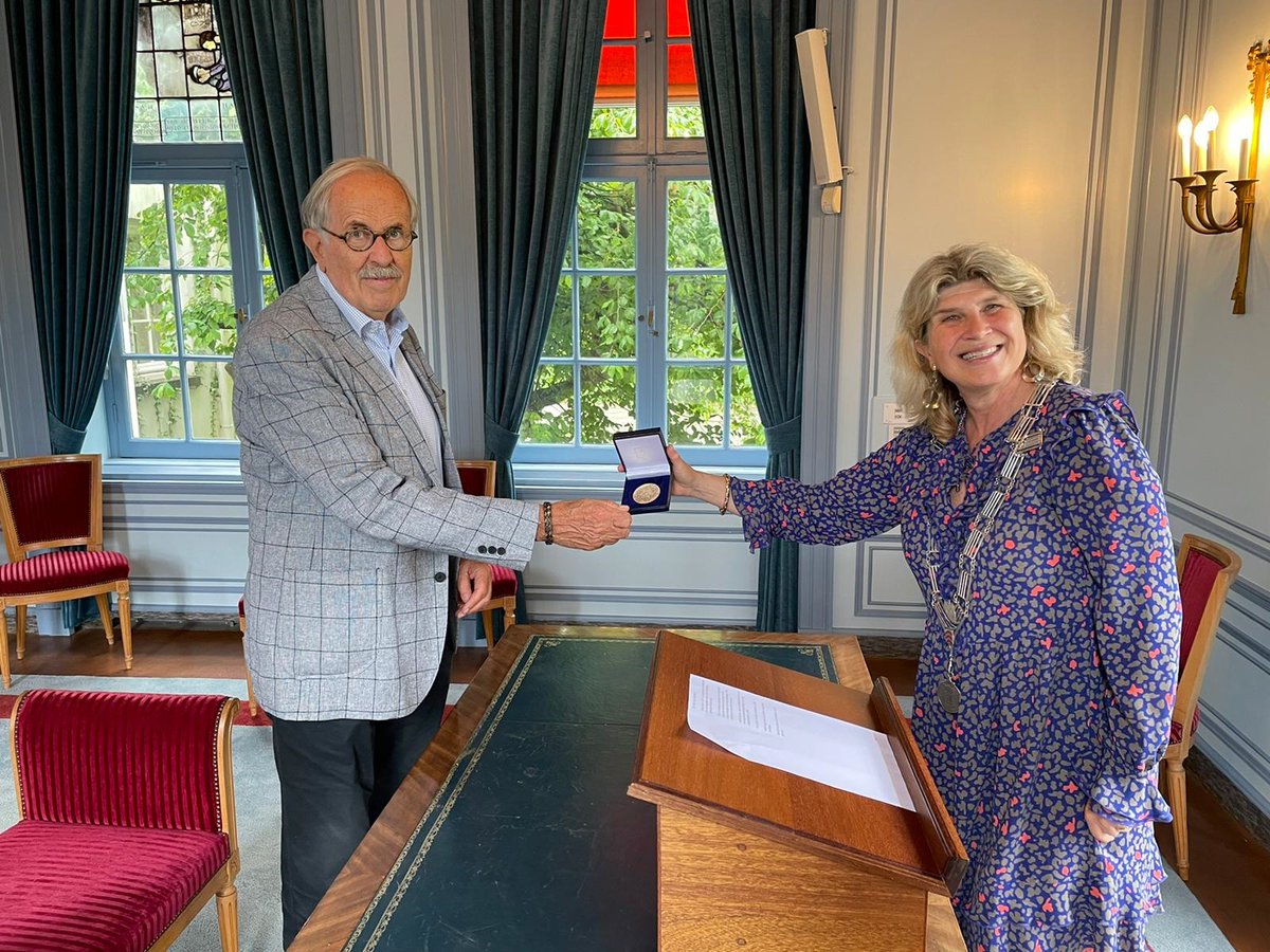 Vandaag ontving de heer Maas van Apeldoorn de chapeaupenning van wethouder Madeleine Bakker-Smit. Na 24 jr en 714 (!) huwelijken neemt hij afscheid als BABS. Ook was hij jarenlang voorzitter van de Oranjevereniging en actief voor de gemeenschap De Bilt. Van harte gefeliciteerd!