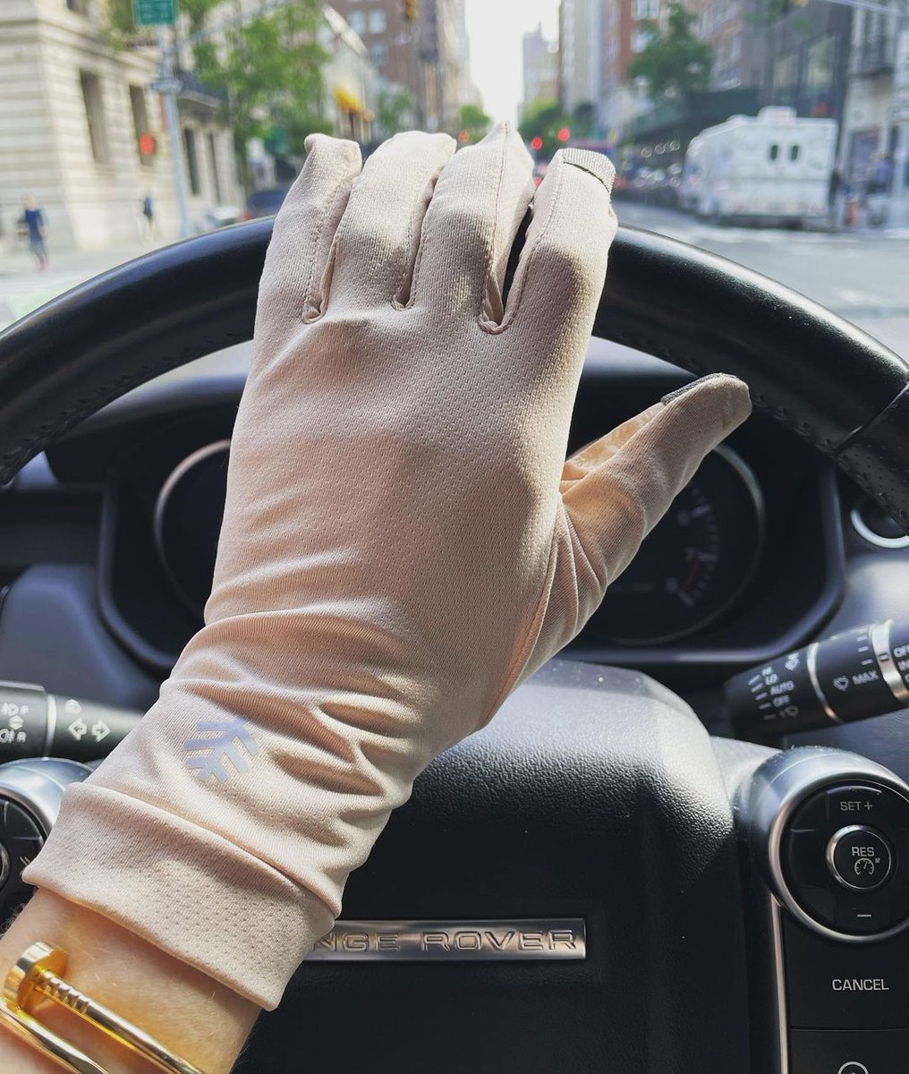 coolibar on X: Our UPF 50+ Sun Gloves go the extra mile. With touchscreen  compatibilities and silicone print grippers, our Gannett UV Gloves  represent everything sun smart.  / X