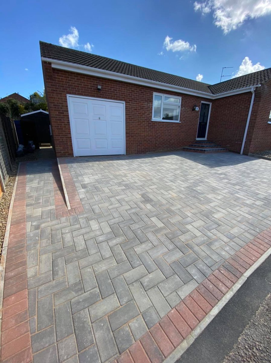 Posts_by_Brett's tweet photo. Mix n match our paving ranges to suit your style! This clean &amp; crisp driveway transformation by Jamie Gooch Ltd Paving &amp; Landscaping features Delta Silver Haze, combined with an Omega Brindle border, creating a modern entrance with maximum parking space. #driveways #brettapproved https://t.co/jdiDZHyS7Z