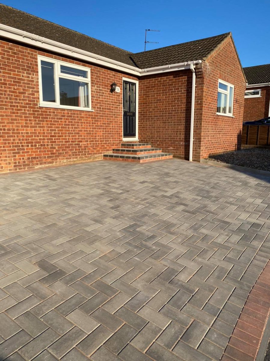 Posts_by_Brett's tweet photo. Mix n match our paving ranges to suit your style! This clean &amp; crisp driveway transformation by Jamie Gooch Ltd Paving &amp; Landscaping features Delta Silver Haze, combined with an Omega Brindle border, creating a modern entrance with maximum parking space. #driveways #brettapproved https://t.co/jdiDZHyS7Z