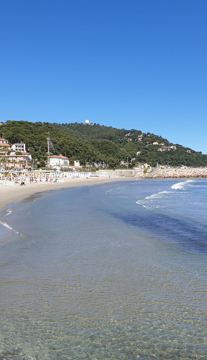 patriGiancotti's tweet photo. "Persone che sanno di cielo, di polvere di stelle,  di voli infiniti e di blu.
E nulla è così il blu" 

(F. Caramagna)

Buona Estate a tutti ☀️🌊🏖

📷 mie https://t.co/VkoYrh4Q0H