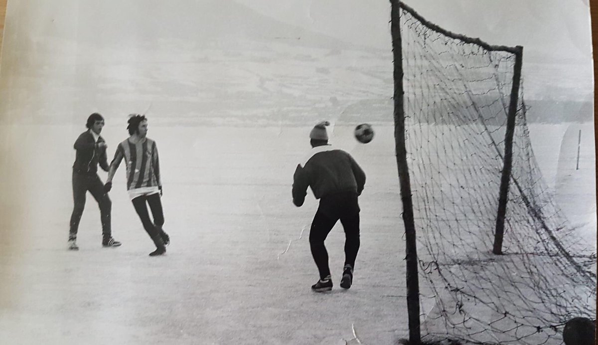 BiriFotball's tweet photo. Fortsatt en stund til a-lagene våre starter igjen. Så her er et bilde fra en treningskamp mellom Biri og Redalen, spilt på mjøsisen utenfor Eriksrud på 1970-tallet. Bildet er lånt av Aage Sveen (spilleren i stripete biridrakt på bildet). #arkiv https://t.co/pWYJid7hOv