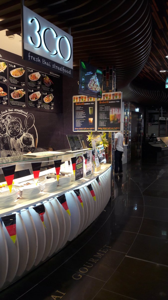 gei_andre's tweet photo. @mizakalili @WhenInTaiwan when you have a #Thaistreetfood place in #Berlin offering #BuBBleTea from a german company founded by a #Taiwanese immigrant. What exactly do you call that? #boboq https://t.co/65y1p5E7UZ