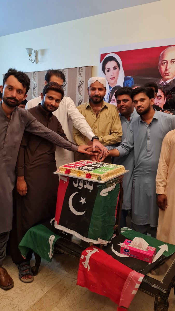 AliakbarNiz's tweet photo. Rahooki(Badin),June 21: Celebrated the 68th birthday of Shaheed Mohtarma Benazir Bhutto with @JuniorFazilRahu @LatifRahoo and #PPP youth wing Taluka SFR & jiyalas, workers of #PS74.
#HappyBirthdaySMBB
#SalamBenazir https://t.co/K4d3KjNmLR