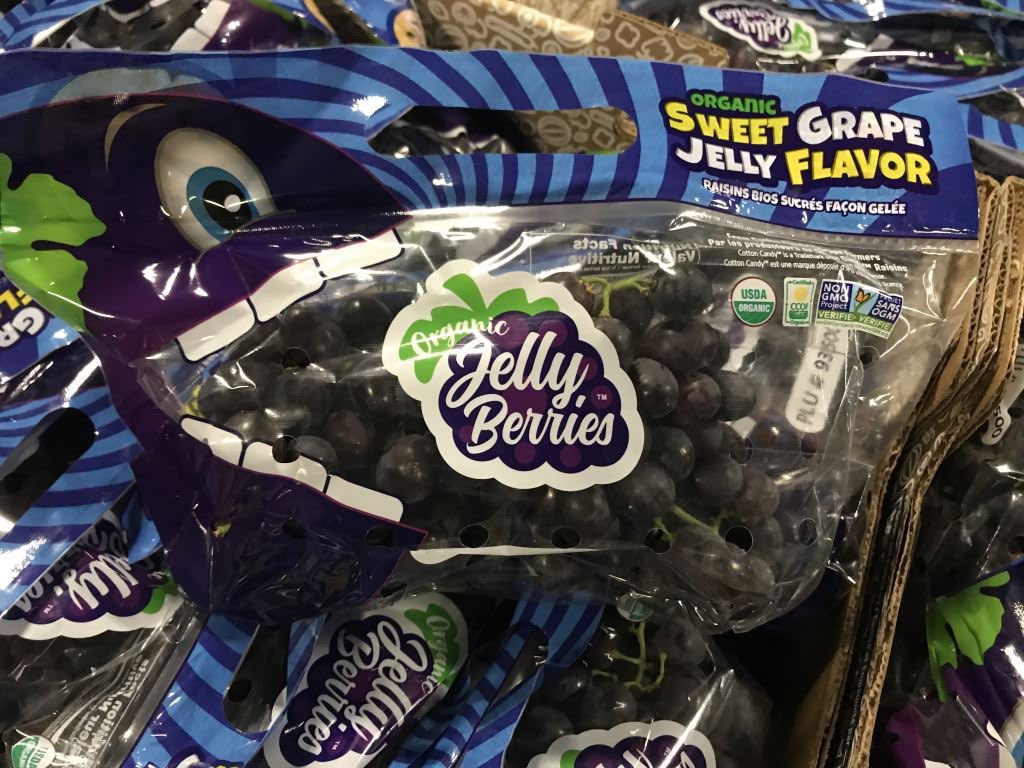 FSProduce's tweet image. More delicious Organic High Flavor Grapes just arrived:  “Jelly Berry” purple-black color bursting with grape jam flavor – “Candy Heart” red color with fruity-sweet Muscat flavor – “Cotton Candy” green-amber color with sticky-sweet cotton candy notes to the taste.
