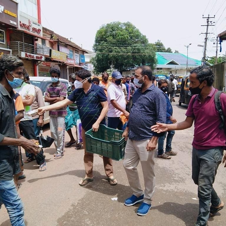 luqmanbantwal's tweet photo. Day 54
Dakshina Kannada Youth Congress Team Distributed Food Packets to Daily Labours & all the Needy People at Mangalore.
#SOSIYC #SOSIYCDK #SOSKPYC
@srinivasiyc @IYC @IYCKarnataka @KPYCMedia. https://t.co/PgaqxlrwJM