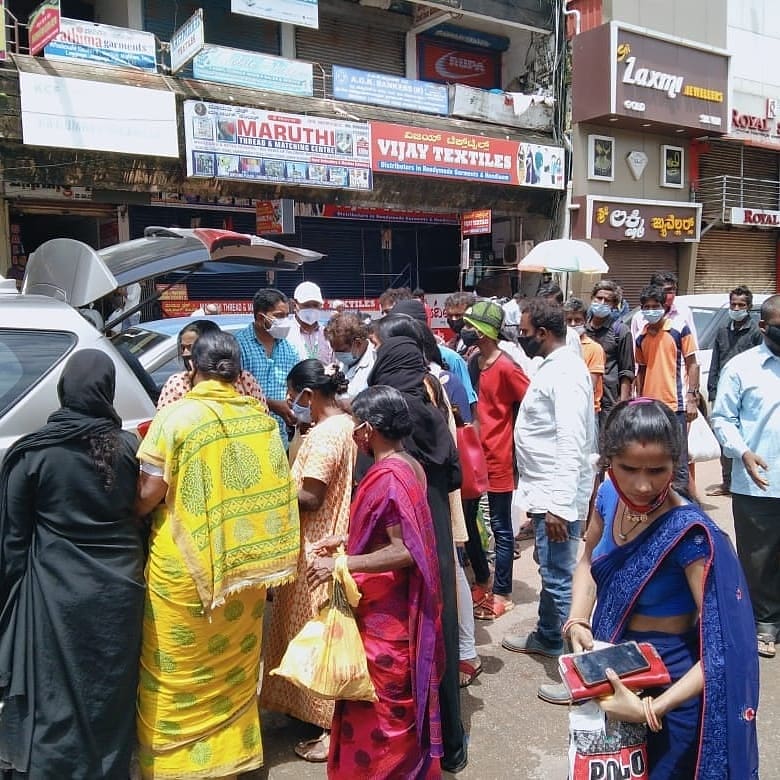 luqmanbantwal's tweet photo. Day 54
Dakshina Kannada Youth Congress Team Distributed Food Packets to Daily Labours & all the Needy People at Mangalore.
#SOSIYC #SOSIYCDK #SOSKPYC
@srinivasiyc @IYC @IYCKarnataka @KPYCMedia. https://t.co/PgaqxlrwJM