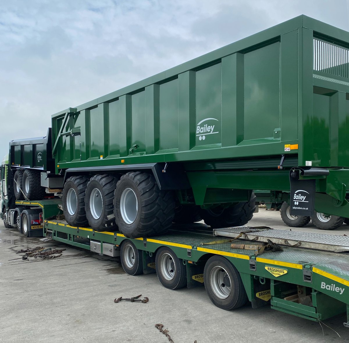 BaileyTrailer's tweet photo. Two more trailers heading overseas to a Swedish customer - a 16 tonne Norwegian style dumper and a 22 tonne TB.
See details on our dealer network for the UK and overseas at https://t.co/lNejsVouCh
#BaileyTrailers #TheTrailerInFront #FarmTrailers #ConstructionTrailers https://t.co/ZnaqJu4YQw
