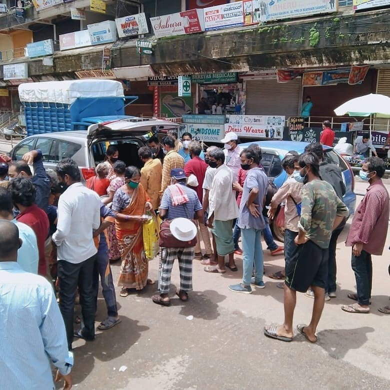 SOSIYCDK's tweet photo. Day 54
Dakshina Kannada Youth Congress President @luqmanbantwal & Team Distributed Food Packets to Daily Labours & all the Needy People at Mangalore.
#SOSIYC #SOSIYCDK #SOSKPYC
@srinivasiyc @IYC @IYCKarnataka @KPYCMedia. https://t.co/6rby6P0Fo1