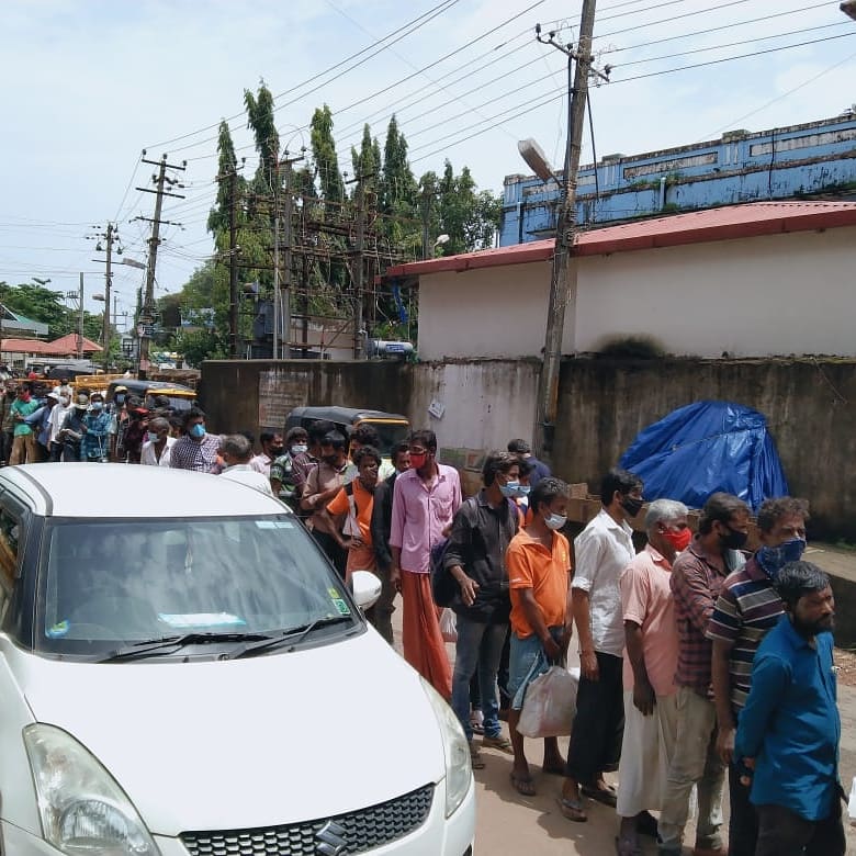 SOSIYCDK's tweet photo. Day 54
Dakshina Kannada Youth Congress President @luqmanbantwal & Team Distributed Food Packets to Daily Labours & all the Needy People at Mangalore.
#SOSIYC #SOSIYCDK #SOSKPYC
@srinivasiyc @IYC @IYCKarnataka @KPYCMedia. https://t.co/6rby6P0Fo1