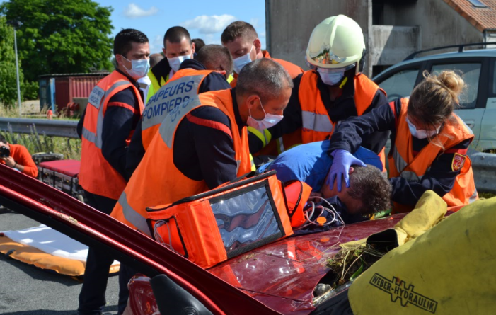 Nikal_ECGE's tweet photo. Aujourd'hui, c'était #Simulation conjointe @sdis86 /SAMU86 @CHU_de_Poitiers sur le thème du secours routiers en collaboration avec #ABSLab @UnivPoitiers
Très belle collaboration et super organisation
Merci aux apprenants et au SDIS de nous avoir accueilli.
#ChooseMU #DESMU https://t.co/1MaqZ50xiI