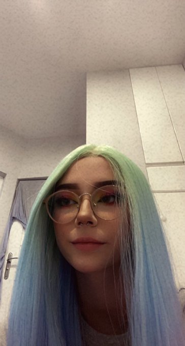 I wanted to curl my wig but… i have two problems, 1. It's freaking long, 2. It don’t want to curl ;-