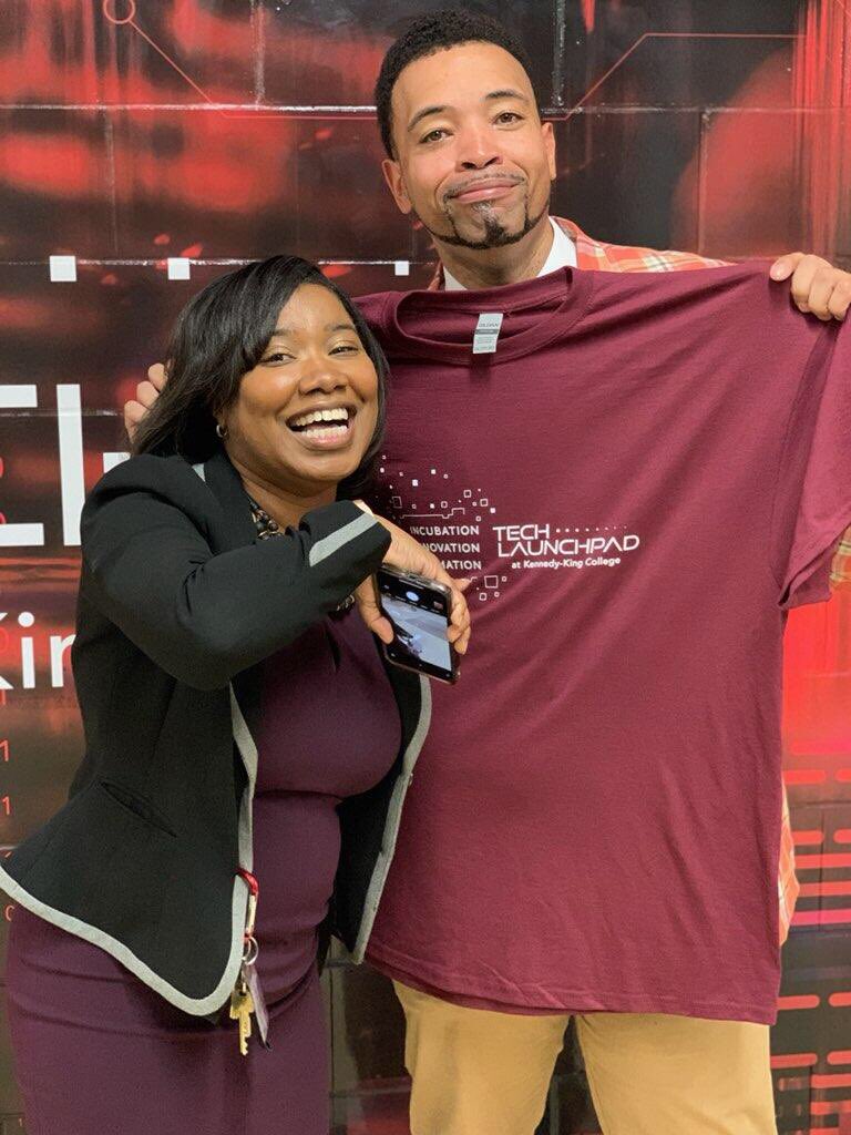 trpresdrj's tweet photo. 2021 started off this day at the launch of @KK_College Tech Launchpad. Shout out to @KKCPresThomas and his leadership team! Englewood deserves this! I even, well almost, wore the KKC colors for the occasion! @KKCEnrollment Congrats! @ChiCityColleges @Chancellor_Juan https://t.co/kskGrY4Vc9