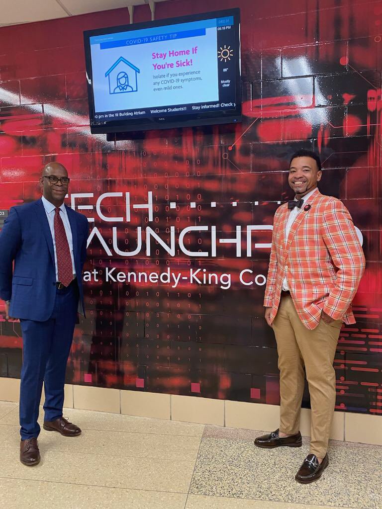 trpresdrj's tweet photo. 2021 started off this day at the launch of @KK_College Tech Launchpad. Shout out to @KKCPresThomas and his leadership team! Englewood deserves this! I even, well almost, wore the KKC colors for the occasion! @KKCEnrollment Congrats! @ChiCityColleges @Chancellor_Juan https://t.co/kskGrY4Vc9