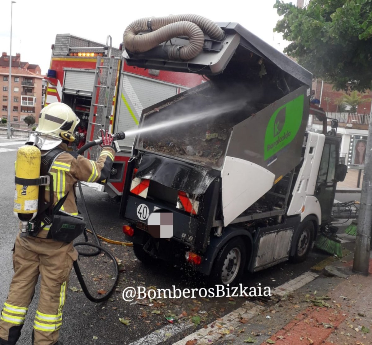 Imagen incendio #Barakaldo esta mañana #Bomberos
Goizean, Barakaldon izandako…