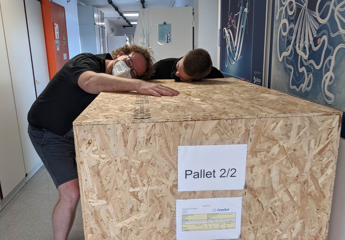 SachseGroup's tweet photo. Our #VitroJet is here!!! Thanks #CryoSol! Of course @DrDanielMann and twitterless Nuno #hugthebox…We’re excited for lots of #sampleprep and #cryoEM at #ERC3 https://t.co/YhlcH8D1Ng