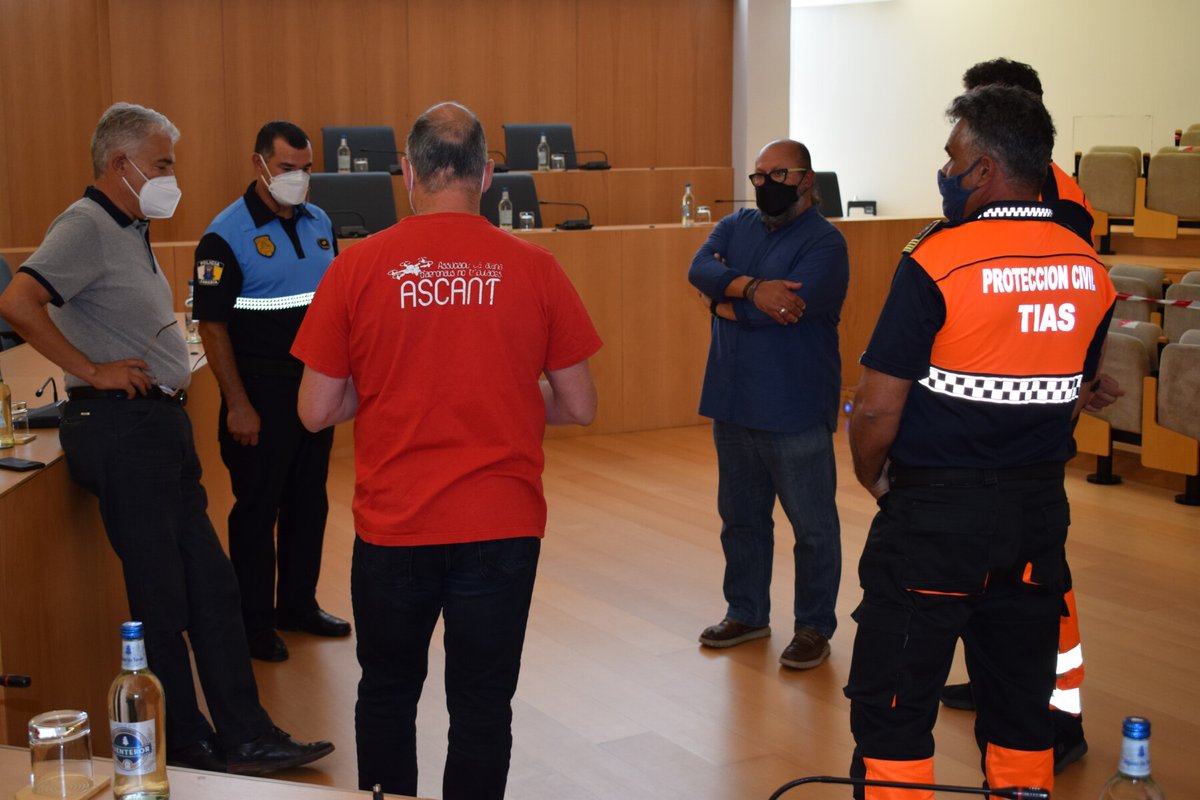 ASCANT_'s tweet photo. El Ayuntamiento de Tías organizó para esta semana la impartición de un curso destinado a la Policía Local y a Protección Civil sobre el pilotaje de drones y la seguridad operacional con prácticas de vuelo. https://t.co/sJhgkewkHd