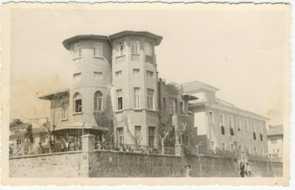 ky0609ky's tweet photo. Ankara, Demirtepe'de  Tapu ve Kadastro Meslektaşlarımızı Yetiştiren, 1984 Yılına Kadar Tapu ve Kadastro Meslek Lisesi Olarak Hizmet Veren, Tapu ve Kadastro Genel Müdürlüğü Teftiş Kurulu Başkanlığında Görev Yapan Müfettişlerinin Hizmet Binası. https://t.co/6s5q8Fu0mw